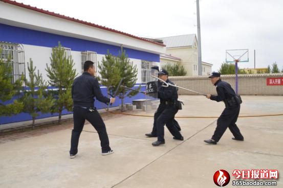 進(jìn)行三人警組處突演練.jpg