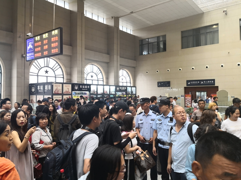 圖二 延安所民警對(duì)滯留旅客開展宣傳解釋工作_副本.jpg