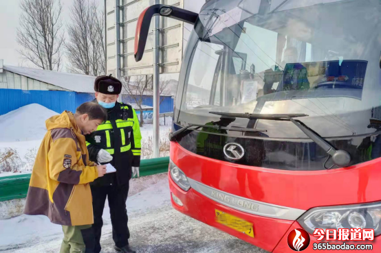 冰城公安兩萬余名警力護衛(wèi)百姓平安過年664.png