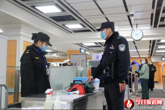 冰城公安兩萬余名警力護衛(wèi)百姓平安過年1303.png