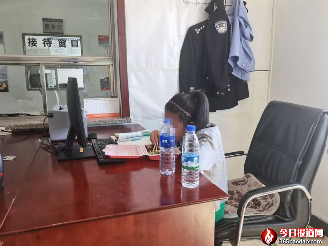 小女孩深夜無家可歸民警臨時(shí)當(dāng)“爹媽”994.png