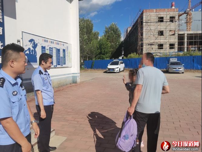 小女孩深夜無家可歸民警臨時(shí)當(dāng)“爹媽”998.png