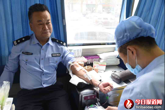 (定稿)滾滾熱血彰顯鐵警柔情——哈市公安機(jī)關(guān)組織開展無償獻(xiàn)血活動(dòng)604.png