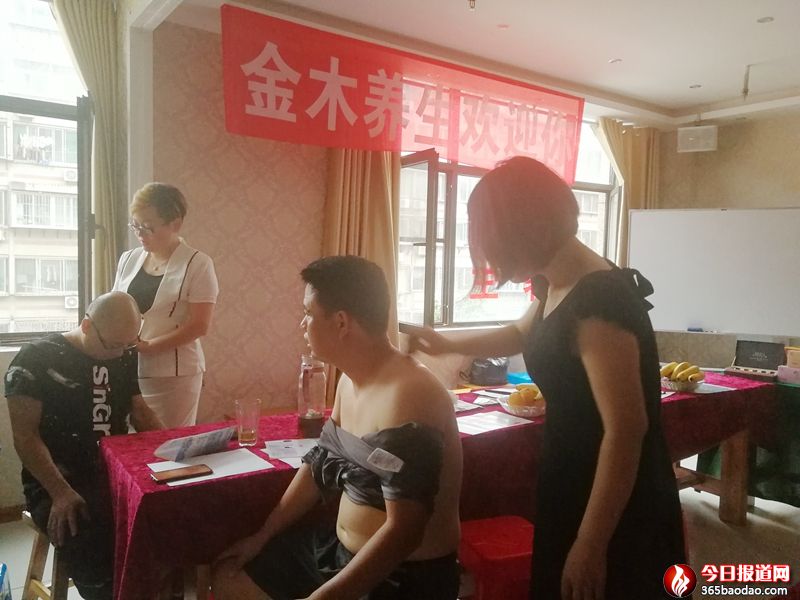 現(xiàn)場(chǎng)讓參會(huì)者感受金木產(chǎn)品的效果.jpg