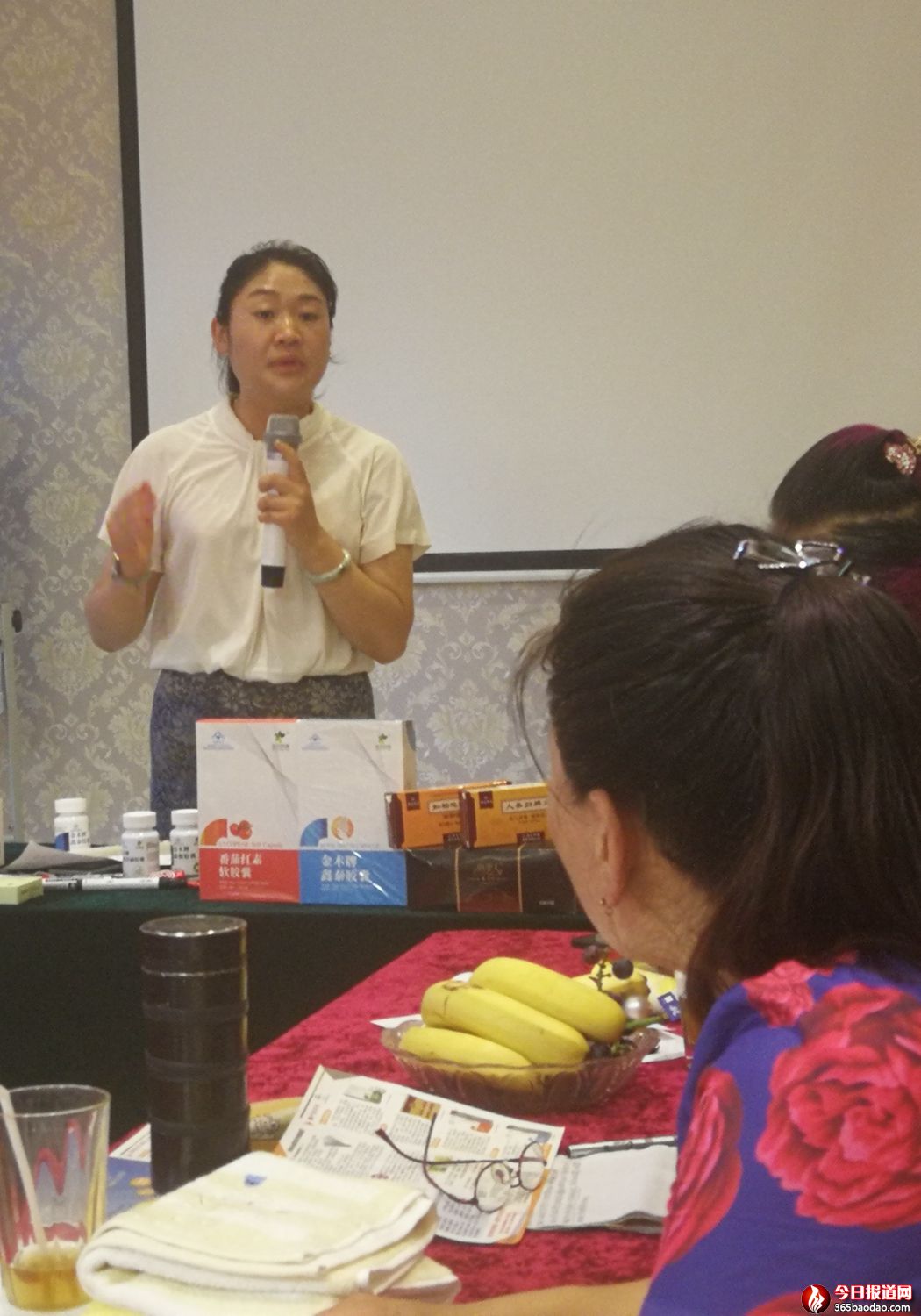 丁宏恩在講述自己分享金木事業(yè)給自己帶來(lái)的受益成果.jpg