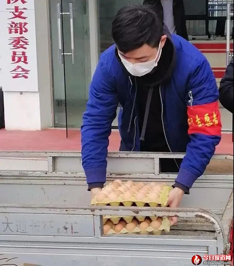 代鵬幫助居民購(gòu)買(mǎi)生活品.jpg