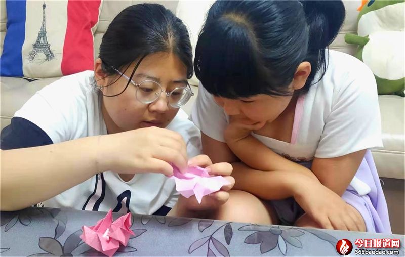 2姐妹倆學習折紙 (1).jpg