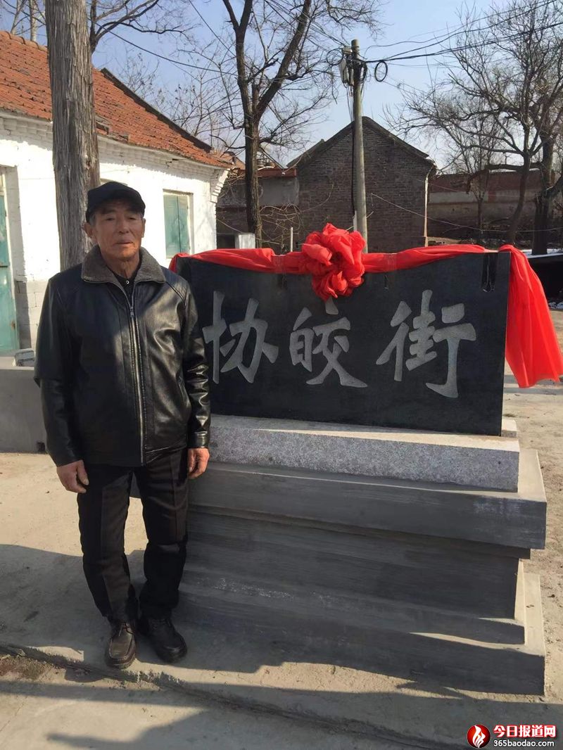 宋協(xié)皎站在界碑一側(cè).jpg