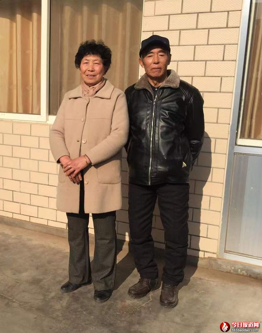 宋協(xié)皎夫婦在家中留影2.jpg
